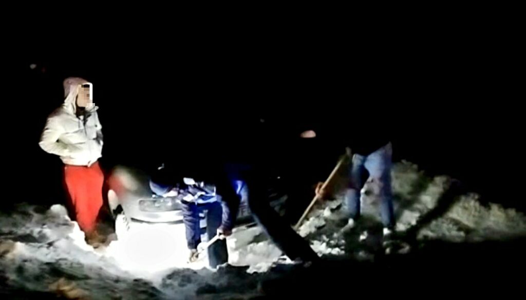 Patru tineri prahoveni au rămas înzăpeziți pe Dichiu! Le-au venit în ajutor jandarmii montani