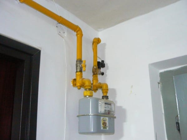 Scăpări de gaze pe scara unui bloc din Fieni