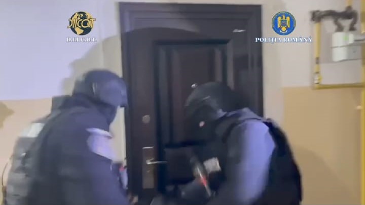 Trei indivizi reținuți de polițiști într-un dosar de proxenetism și spălare de bani
