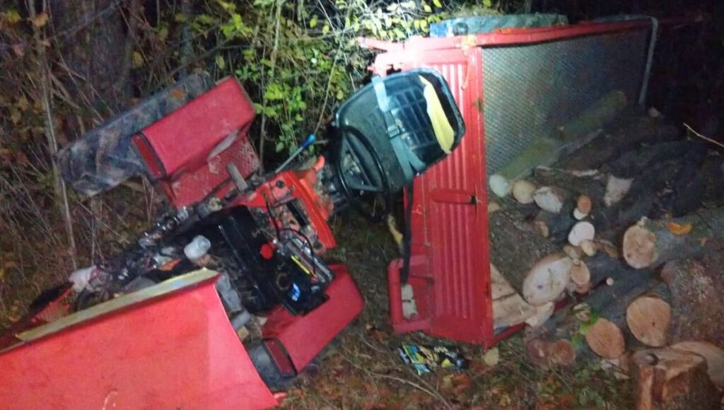 Bărbat din Runcu rănit grav după ce s-a răsturnat cu tractorul